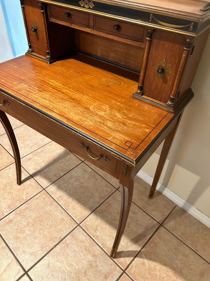 Escritorio antiguo francés para damas con incrustación, fecha estampada 1846 Foto 1 de 4