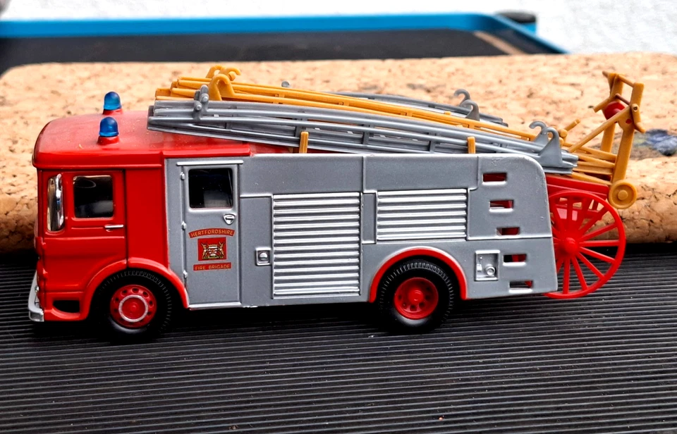Corgi Modellauto Pump Escape Fire Truck 1972 (Feuerwehrauto) Diecast  1:50 - Bild 1 von 4