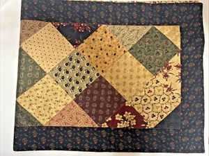Handgefertigter gesteppter Tischläufer/Topper ~ 17 1/2" x 43 ~ mehrfarbig ~ Blumenmuster - Bild 1 von 4