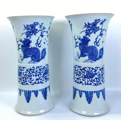 17C Chongzhen, 明崇禎 青花異獸'望天吼+鳳凰'花觚一對 Un par de jarrones "bestias" azules y blancos Foto 1 de 4