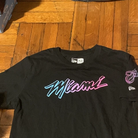 Miami Heat Nike City Edition Essential Logo T-Shirt Medium Vice NBA New Era Cover