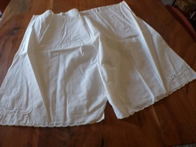 Culotte ancienne en coton blanc avec broderies A FINIR - Photo 1/4