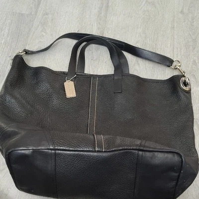 Bolso de hombro Coach de cuero granulado negro con correa convertible Foto 1 de 4