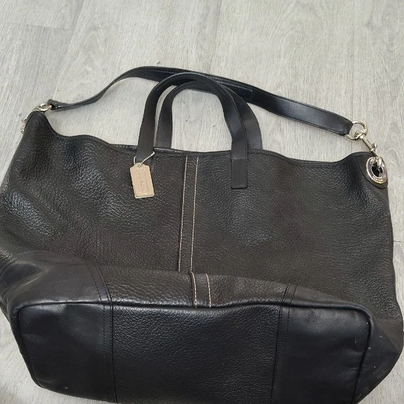 Bolso de hombro Coach de cuero granulado negro con correa convertible Foto 1 de 4