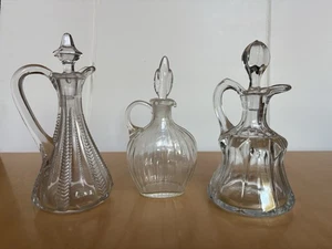 Glass Cruets 3 Plus Stoppers Mixed Lot Vtg Pressed Clear EAPG Iridescent - Bild 1 von 4