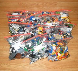Lotto Lego misto ONE 2 libbre - mattoncini, parti, pezzi, multicolore **LEGGI**  - Foto 1 di 3