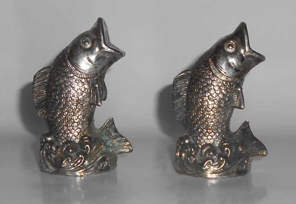 VINTAGE Large Mouth Bass Metal Salt & Pepper Shaker Set Foto 1 de 3