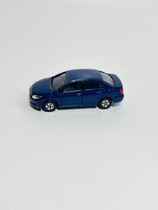 Tomica Toyota Corolla Axio No. Vehículo diecast Tomy 27 escala 1:63 azul - Imagen 1 de 7