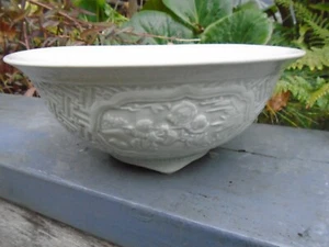 Chinese Celadon bowl with Chinese figures to side beautiful design lovely item - Picture 1 of 12
