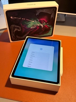 Apple iPad Pro 64GB (1. Gen) 11 Zoll, Space Grau + Apple Pencil + Logitech Combo - Bild 1 von 4
