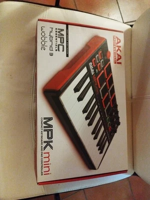 AKAI Professional MPK Mini MK3 - Tastiera MIDI Controller USB a 25 Note - Immagine 1 di 4