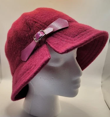 Sombrero cloche de lana fucsia/rosa con detalle de hebilla de cuero.(A8-195) Foto 1 de 4