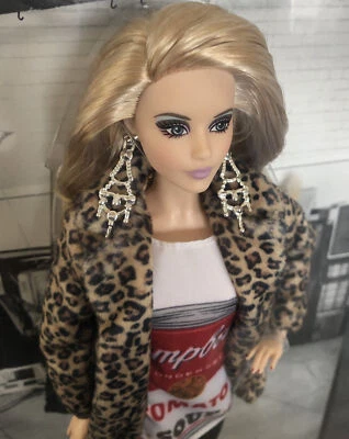 Muñeca Barbie Andy Warhol Campbell's Soup con botas de cuero, pendientes y abrigo de piel Foto 1 de 4
