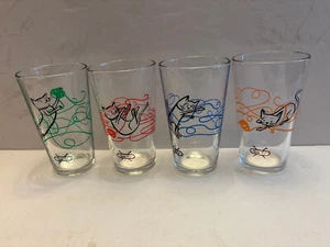 Garn Katze Trinkgläser, vier verschiedene mit Katzen spielen mit Garn 5 3/4" hoch - Bild 1 von 16