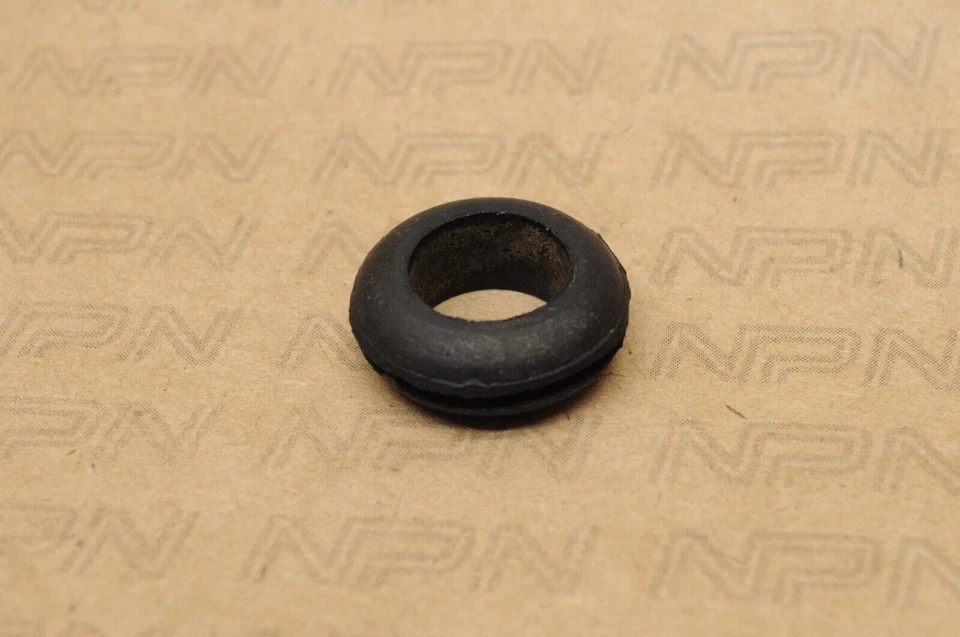 Ojal de goma panel lateral Husqvarna CR125 CR250 WR125 WR250XC250 XC430 NUEVO OEM Foto 1 de 1