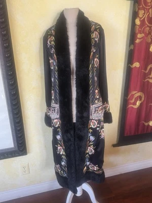 Abrigo de piel de seda bordado Cache Sue Wong Foto 1 de 4