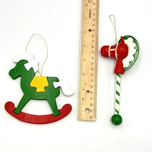 2 Adornos Navideños Vintage LINDOS CABALLOS Madera Rojo Blanco Verde Tradicional Bonitos - Imagen 1 de 5