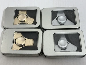 LOTTO 4 GIOCATTOLI IN METALLO FIDGET SPINNER FESTA SOLLIEVO STRESS 4 PEZZI 2" IN SCATOLA METALLO - Foto 1 di 3