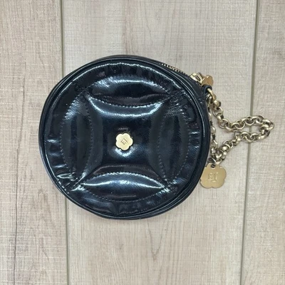 Bolso sin asas Eric Javits acolchado charol redondo encanto muñeca Foto 1 de 4