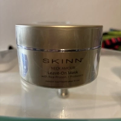 Máscara de pescoço SKINN Neck Amour rica em proteínas e probióticos leave-on nova 4 oz - Imagem 1 de 4
