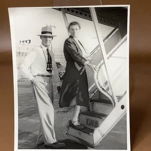Vintage B/W Photo Of A Couple Boarding A TWA Flight In 1953 To Chicago - Picture 1 of 4