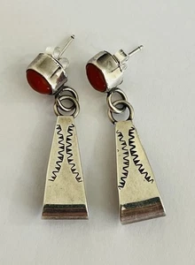 Pendientes colgantes estampados a mano de coral de plata esterlina HB firmados por NAVAJO de colección - Imagen 1 de 18