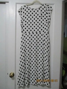LOFT + VESTIDO PARA MUJER + TALLA 6 + BLANCO CON LUNARES NEGROS + MANGA CORTA + CREMALLERA + MIDI - Imagen 1 de 10