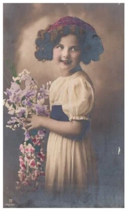 GIRL WITH FLOWERS.VTG HANDCOLOURED POSTCARD*C6 - Picture 1 of 2