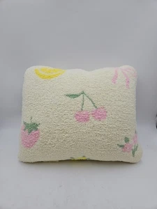 Staykation Quillow alla frutta di Krista Horton 50" x 60" - Foto 1 di 3