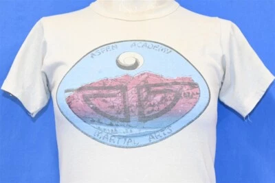 Винтажная женская футболка 70-х ASPEN ACADEMY БОЕВЫЕ ИСКУССТВА ИСЦЕЛЕНИЕ ГОРЫ МЯГКАЯ XS - Изображение 1 из 4