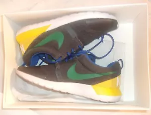 ZAPATOS DEPORTIVOS NIKE ROSHERUN NM W SP BRASIL TALLA 8 PARA HOMBRE NEGRO VERDE JASPEADO AMARILLO - Imagen 1 de 10