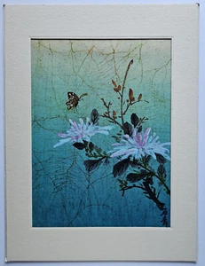 Vintage japanischer Holzschnitt auf Seide - Chrysanthemen & Schmetterling - signiert - Bild 1 von 3