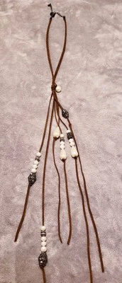 Collar Chico's 28" Largo Lariat con Imitación y Perlas Reales, Medios Mixtos, Gamuza Marrón Foto 1 de 4