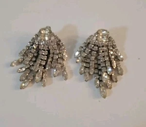 Pendientes colgantes con racimo de cristal Hattie Carnegie clip marcado tono plateado transparente - Imagen 1 de 8