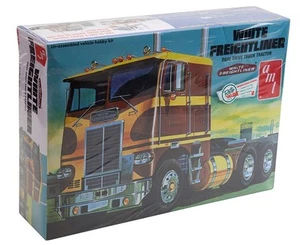 Amt 1/25 White Freightliner Duel Drive Cabover Tractor - Bild 1 von 3
