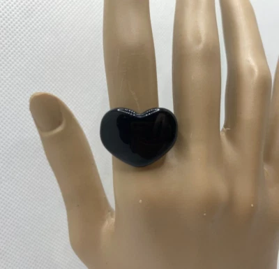 Anillo corazón Lucite negro cómodo de usar banda delgada Foto 1 de 3