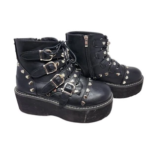 Emily-315 Plateau Stiefeletten Herzform Nieten Schwarz Vegan Leder Gr. US 8 - Bild 1 von 12