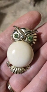Brosche Anstecknadel goldfarben Eule Vogel weiß Cabochon Strass leichte Akedämie - Bild 1 von 11