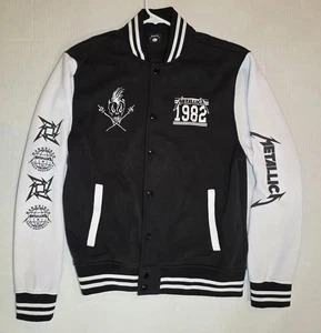 CHAQUETA UNIVERSITARIA METALLICA PARA HOMBRE GRANDE NEGRA BLANCA LETRAS METAL BANDA LOGO 1982 - Imagen 1 de 3