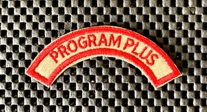 PROGRAM PLUS TOPPA RICAMATA DA CUCIRE TITOLO NOME 3 3/4" x 3/4" NOS - Foto 1 di 2
