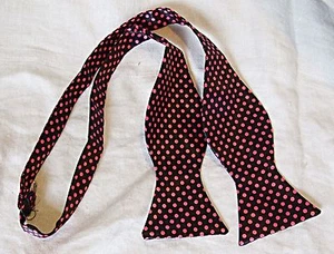 COOL VINTAGE STYLE & SHAPE BLACK CERISE DOT SATIN SELF TIE BOW TIE SMART FORMAL - Picture 1 of 1