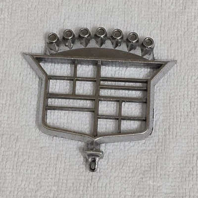 Original GM '74-76 Cadillac DeVille d'Elegance Capucha Adorno Esqueleto Emblema De Colección Foto 1 de 4