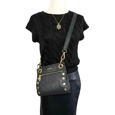 Bandolera Hammitt Tony cuero espiga negro herrajes dorados forro rojo Foto 1 de 4