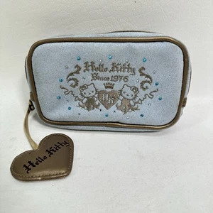 Bolso de Maquillaje Sanrio Hello Kitty Azul Imitación Gamuza Borde Dorado Estrás Corazón Dije - Imagen 1 de 4