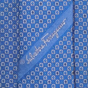 CRAVATTA SALVATORE FERRAGAMO BLU FANTASIA GANCINI 100% SETA TESSUTO CRAVATTA UOMO - Foto 1 di 9
