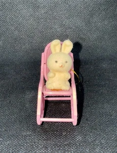 Regalo Avon - Collezione The Spring Bunny - Coniglietto a dondolo VINTAGE NO SCATOLA ornamento - Foto 1 di 5