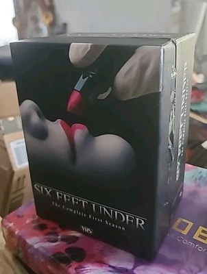 Six Feet Under - The Complete First Season (VHS, 2003, 5-Tape Set, Five... - Imagem 1 de 4