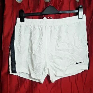 Nike Dri-Fit Shorts Mens Medium White/Black Side Stripes Logo Lightweight Sports - Picture 1 of 18