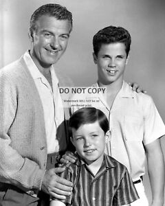 "LEAVE IT TO BEAVER" CAST FAMILY TV SITCOM - 8X10 PUBLICITY PHOTO (EE-237)