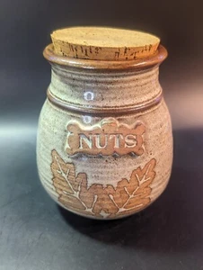 Cerámica de arte de estudio "Nueces" con corcho. Firmado. Contenedor para caída - Imagen 1 de 12
